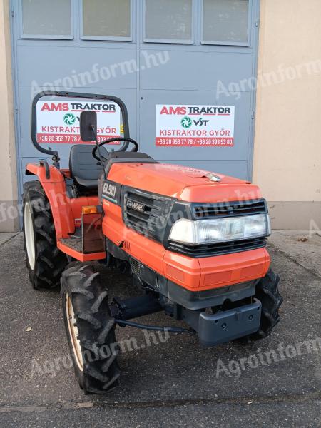 Kubota GL301 háromhengeres,  szervos,  irányváltós,  összkerékhajtású,  30 lóerős traktor