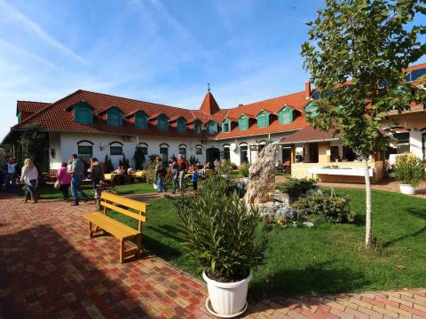 PÉcs közelében lovastanya eladó PÉcs közelében lovastanya eladó