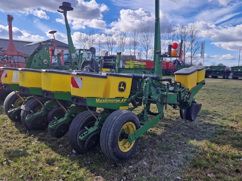 John Deere 1760 vontatott szemenkénti vetőgép