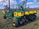 John Deere 1760 vontatott szemenkénti vetőgép