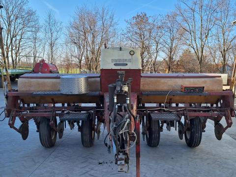 IH Cyclo 400 szemenkénti vetőgép, első tulajdonostól, megkímélt állapotban