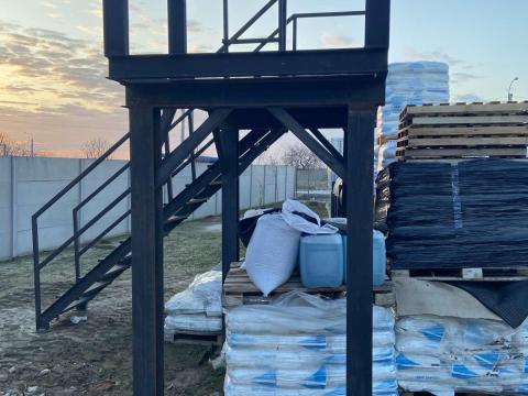 Vas emelvény lépcsővel 2,2 méter magas Vas emelvény lépcsővel 2,2 méter magas