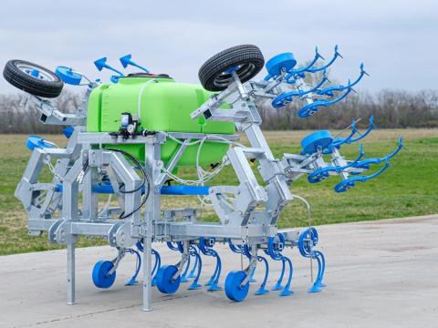 Horganyzott kultivátor folyékony műtrágya kijuttatóval