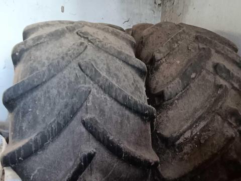 Eladó 800/65 R32 gumik