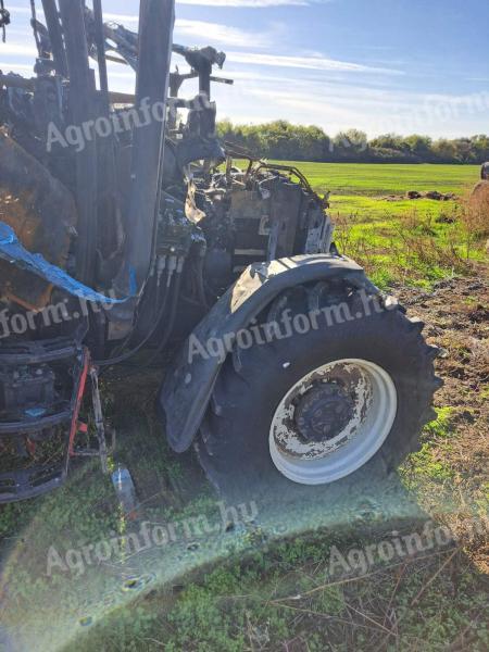 New Holland T5-ös homlokrakodóval