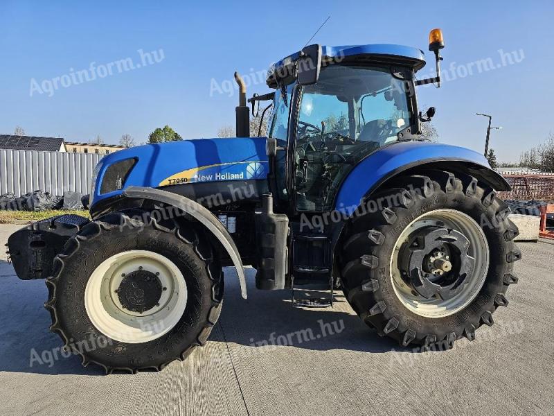 New Holland T7050