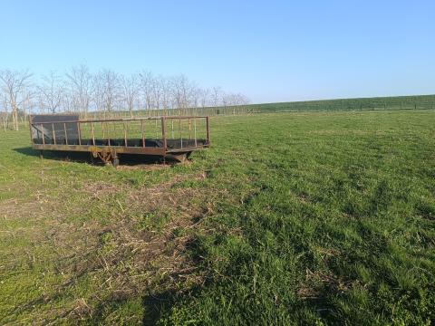 Vontatható szálastakarmány etető eladó Vontatható szálastakarmány etető eladó