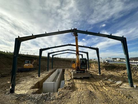 Csarnokvázak szerkezetépítése, panelozása, lemezelés és Z szelemenezés Csarnokvázak szerkezetépítése, panelozása, lemezelés és Z szelemenezés