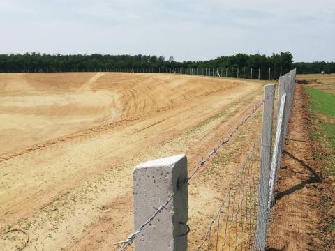 Szögesdrót, tüskés huzal kerítés, vadháló, drótháló, drótfonat, oszlop, kapu Szögesdrót, tüskés huzal kerítés, vadháló, drótháló, drótfonat, oszlop, kapu