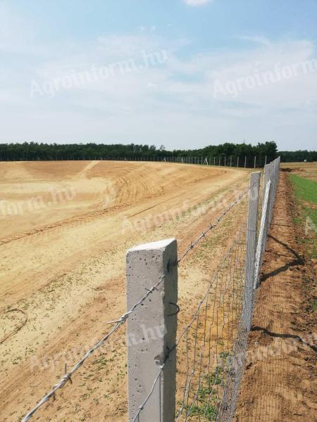 Szögesdrót,  tüskés huzal kerítés,  vadháló,  drótháló,  drótfonat,  oszlop,  kapu