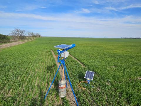 Napelemes vad- és madárriasztó gázágyú tripod állvánnyon Napelemes vad- és madárriasztó gázágyú tripod állvánnyon