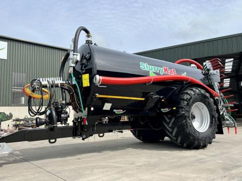 SlurryKat Premium Plus egytengelyes tartálykocsik – szippantók és tartálykocsik elérhető 7250–12500 l térfogattal SlurryKat Premium Plus egytengelyes tartálykocsik – szippantók és tartálykocsik elérhető 7250–12500 l térfogattal