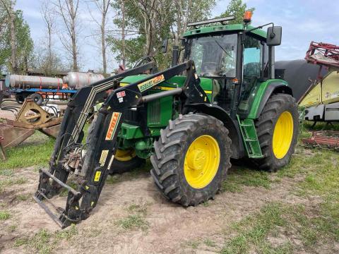 John Deere 6910 Stoll homlokrakodóval John Deere 6910 Stoll homlokrakodóval