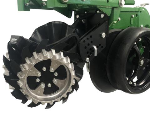 YETTER hosszúkaros sávtisztító hullámos elővágó tárcsával szerelhető YETTER hosszúkaros sávtisztító hullámos elővágó tárcsával szerelhető