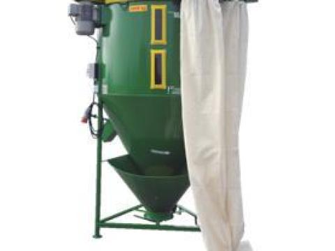 M-ROL Függőleges takarmánykeverő 0,5 tonnás oldalsó porzsákrendszerrel M-ROL Függőleges takarmánykeverő 0,5 tonnás oldalsó porzsákrendszerrel