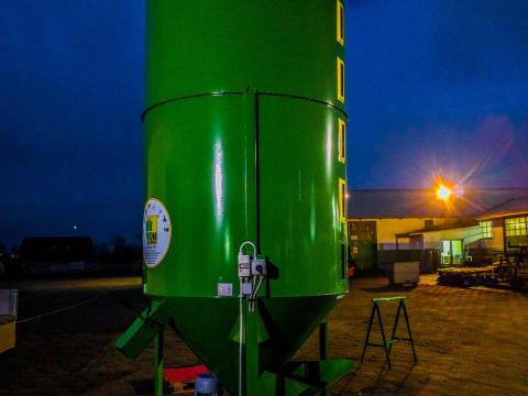 M-ROL függőleges takarmánykeverő 5 mázsás segédadagoló garattal M-ROL függőleges takarmánykeverő 5 mázsás segédadagoló garattal