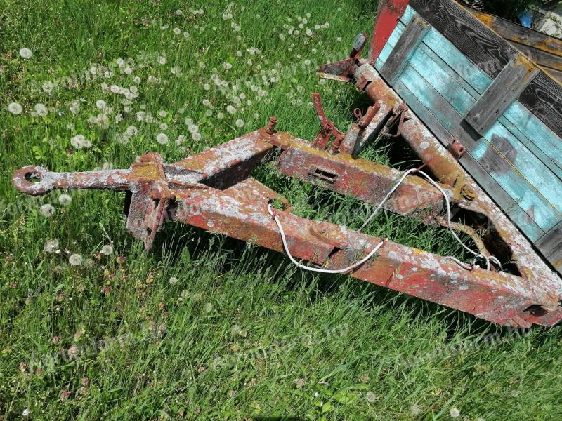 Pótkocsi eladó jó gumikkal