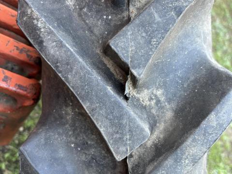 Traktor gumi, új állapotú Semperit külső gumi felnivel Traktor gumi, új állapotú Semperit külső gumi felnivel