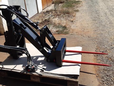 Kistraktor homlokrakodó (mobil) eladó – új, garanciával, adapterekkel Kistraktor homlokrakodó (mobil) eladó – új, garanciával, adapterekkel