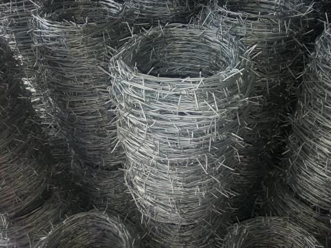 Szögesdrót, tüskés huzal, vadháló, drótfonat, drótháló, oszlop, kapu, huzal, kerítés Szögesdrót, tüskés huzal, vadháló, drótfonat, drótháló, oszlop, kapu, huzal, kerítés