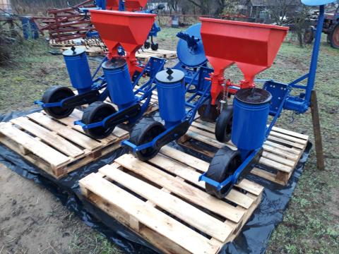 Agro Fe-Ro Műtrágya kijuttató, adagoló, sószóró, pétisó szóró. Agro Fe-Ro Műtrágya kijuttató, adagoló, sószóró, pétisó szóró.