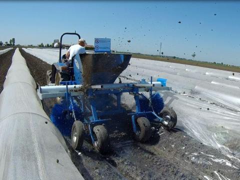 MALAVASI gyomgátló fóliafektető gép az SZ&B Agro Kft. kínálatában MALAVASI gyomgátló fóliafektető gép az SZ&B Agro Kft. kínálatában