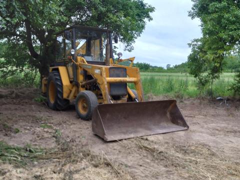 John Deere 410 kombitraktor,  rakodógép,  árokásó