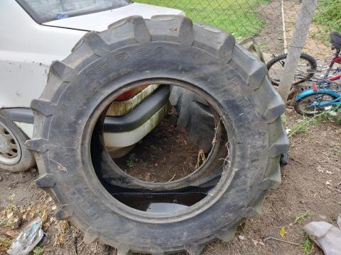 MTZ-re pirelli gumi 13.6 R 24