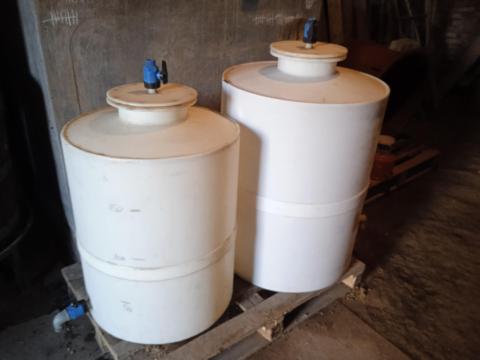 Eladó 200 literes műanyag bortároló