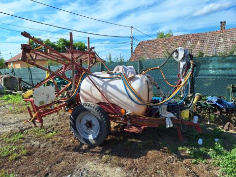 Vontatott szántóföldi permetező eladó vagy csere Vontatott szántóföldi permetező eladó vagy csere