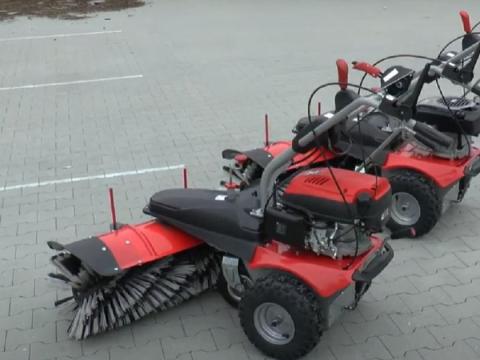 Jansen MKB-500 E seprőgép elektromos indítóval,  konténerrel és hótoló OHV motorral Jansen MKB-500 E seprőgép elektromos indítóval,  konténerrel és hótoló OHV motorral
