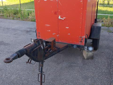 Egytengelyes, fékezett, alumínium dobozos pótkocsi utánfutó Egytengelyes, fékezett, alumínium dobozos pótkocsi utánfutó