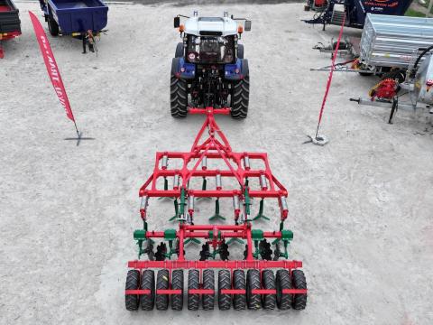Agromasz / Agro-Masz Runo 30 félig függesztett - szántóföldi kultivátor - Royal traktor Agromasz / Agro-Masz Runo 30 félig függesztett - szántóföldi kultivátor - Royal traktor