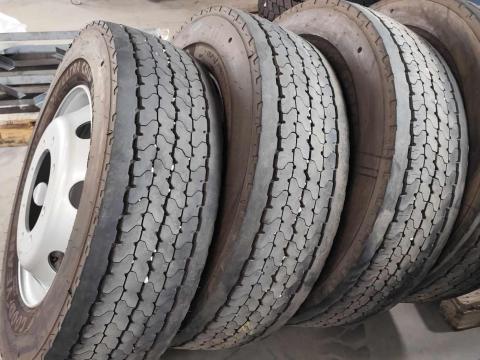 Pótkocsi kerék, kamion kerék, új felnivel (8 furatos), szép állapotú gumival, 275/70R22,5 Pótkocsi kerék, kamion kerék, új felnivel (8 furatos), szép állapotú gumival, 275/70R22,5