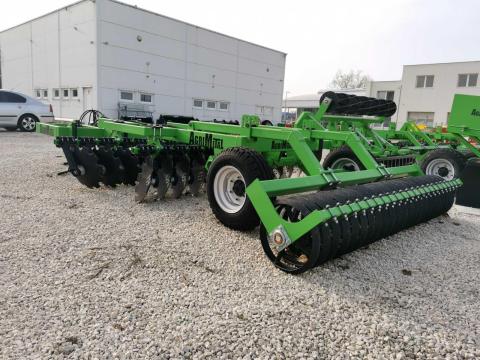 AGRIMETAL 2.8m VONTATOTT GRUBER - ÉKGYŰRŰS HENGERREL - RAKTÁRKÉSZLETRŐL - ROYAL TRAKTOR AGRIMETAL 2.8m VONTATOTT GRUBER - ÉKGYŰRŰS HENGERREL - RAKTÁRKÉSZLETRŐL - ROYAL TRAKTOR