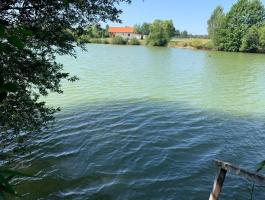 Höveji Lakóparkban tóparti nyaraló,  lakóház csodaszép környezetben eladó