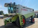 Claas Lexion 440 kombájn gabonaasztallal,  vágóasztalszállító kocsival