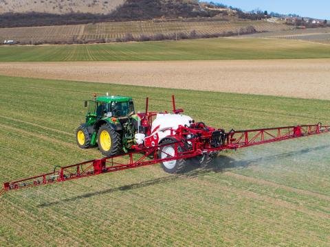Kertitox BASICLINE 3000/18 vontatott szántóföldi permetezőgép ISOBUS vezérléssel Kertitox BASICLINE 3000/18 vontatott szántóföldi permetezőgép ISOBUS vezérléssel
