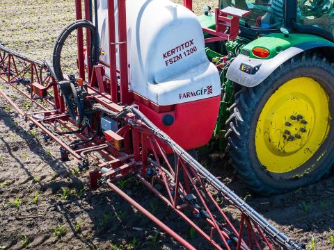 Kertitox FSZ-M 1200/18 függesztett precíziós szántóföldi permetezőgép - ISOBUS Kertitox FSZ-M 1200/18 függesztett precíziós szántóföldi permetezőgép - ISOBUS