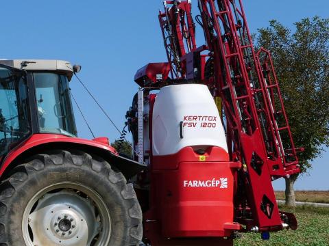 Kertitox FSZ-V 1200/18 függesztett szántóföldi precíziós permetezőgép – hátra csukható Kertitox FSZ-V 1200/18 függesztett szántóföldi precíziós permetezőgép – hátra csukható