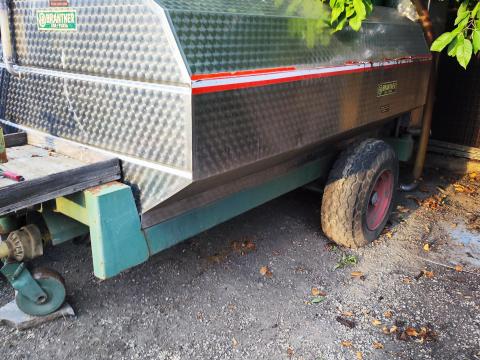 Eladó traktor vontatású saválló tartálykocsi 30 hl-es tartállyal Eladó traktor vontatású saválló tartálykocsi 30 hl-es tartállyal