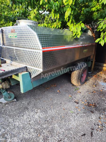 Eladó traktor vontatású saválló tartálykocsi 30 hl-es tartállyal