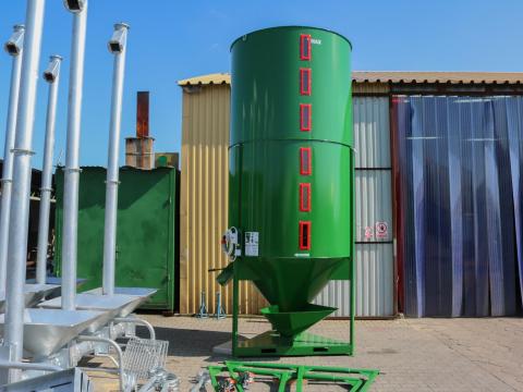 M-ROL 20 mázsás függőleges takarmánykeverő M-ROL 20 mázsás függőleges takarmánykeverő