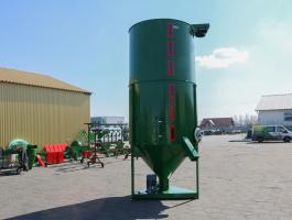 M-ROL 3000kg-os takarmánykeverő,  függőleges kivitelben,  garattal,  mérleggel