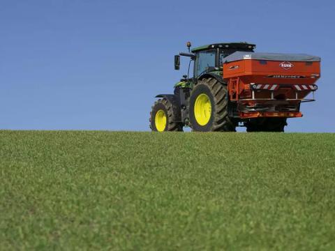 KUHN AXIS függesztett műtrágyaszórók – nagy teljesítmény,  pontos eloszlás KUHN AXIS függesztett műtrágyaszórók – nagy teljesítmény,  pontos eloszlás