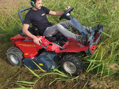 BENASSI FOX 110 4WD VÍZSZINTES TENGELYŰ FELÜLŐS SZÁRZÚZÓ FŰNYÍRÓ BENASSI FOX 110 4WD VÍZSZINTES TENGELYŰ FELÜLŐS SZÁRZÚZÓ FŰNYÍRÓ