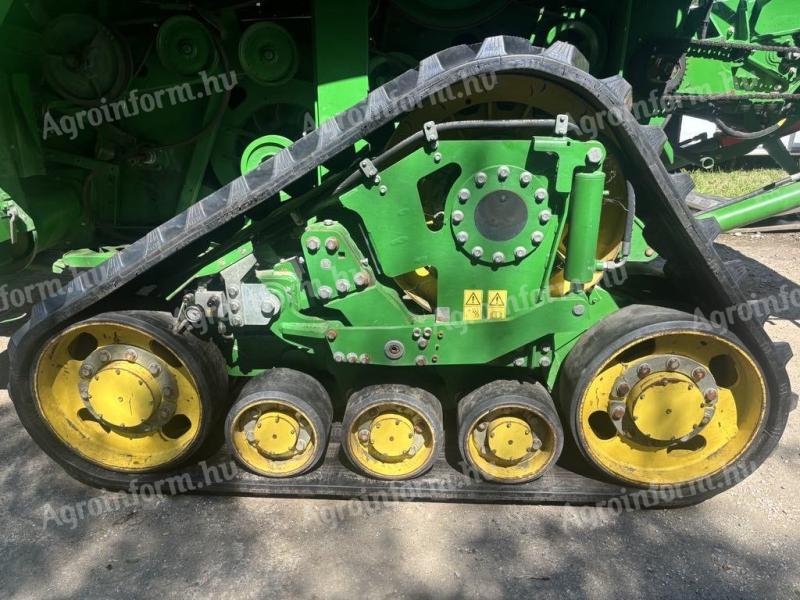 John Deere hevederes járószerkezet