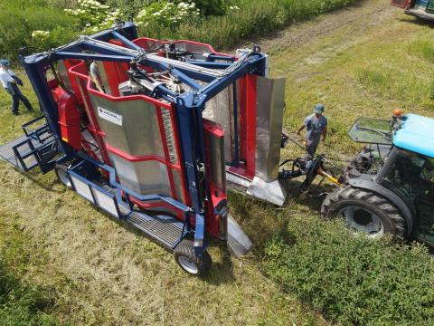 JAGODA - JAG300 - vontatott bogyós gyümölcsbetakarító - pályázatban is elszámolható JAGODA - JAG300 - vontatott bogyós gyümölcsbetakarító - pályázatban is elszámolható