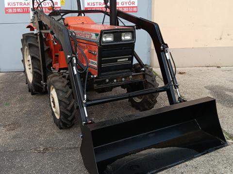 Hinomoto E2804 típusú,  szervokormányos,  összkerékhajtású,  homlokrakodós 28 LE traktor Hinomoto E2804 típusú,  szervokormányos,  összkerékhajtású,  homlokrakodós 28 LE traktor