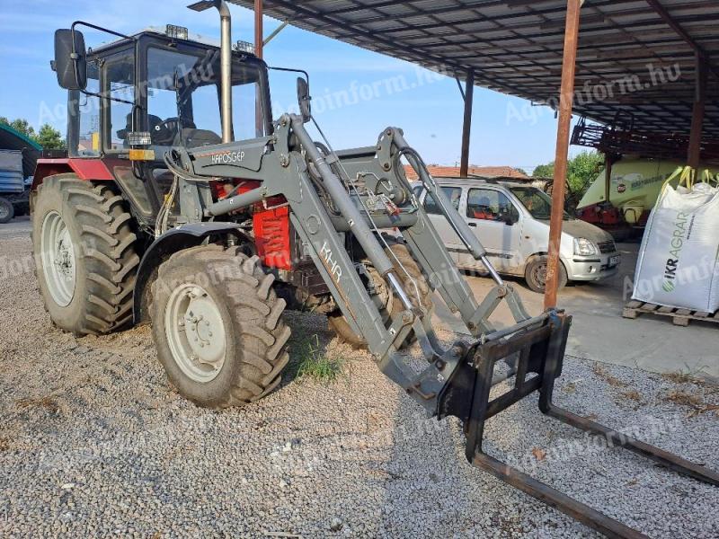 MTZ 892.2 homlokrakodóval + 5 db homlokrakodó-adapterrel